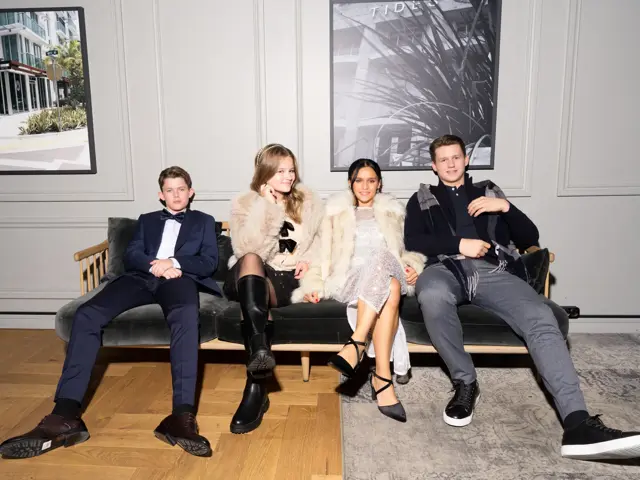 Barn som sitter i en sofa