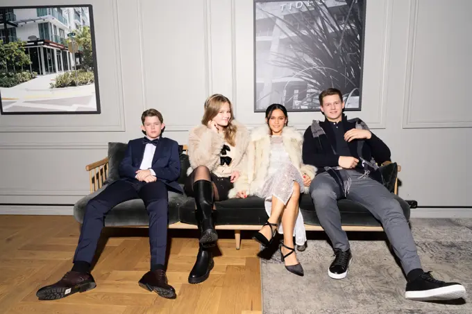 Barn som sitter i en sofa