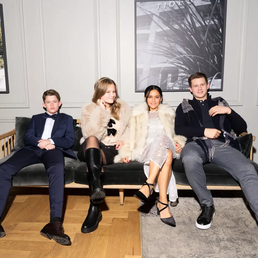 Barn som sitter i en sofa