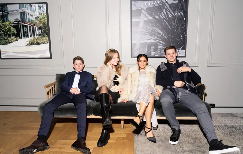 Barn som sitter i en sofa