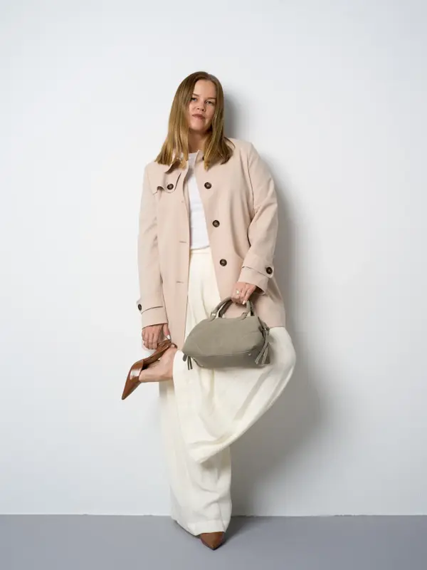 Freyja trenchcoat 6495 Swah bukser 1699 Scorett pumps 999 Gina Tricot veske 399-4