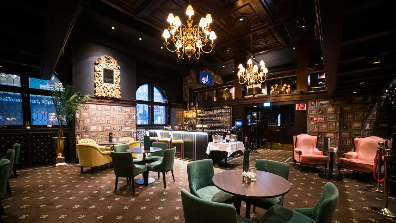 Teppegulv, grupper med runde bord og fargerike stoler, lysekroner i tak