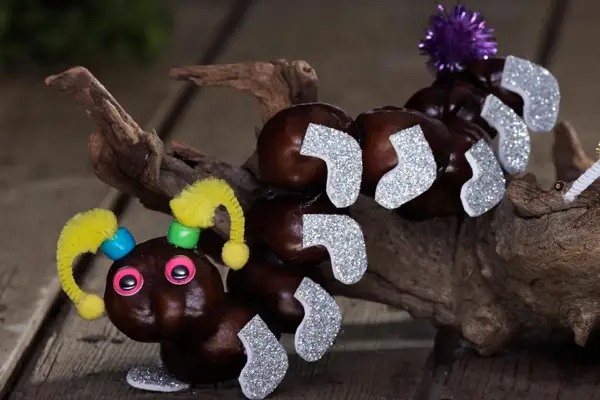 1000bein-figur laget av nøtter og pinner, pyntet med hobbyartikler fra panduro