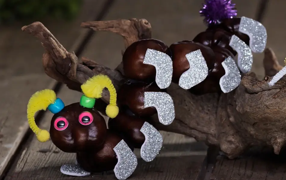 1000bein-figur laget av nøtter og pinner, pyntet med hobbyartikler fra panduro