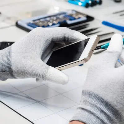 Tekniker reparerer en smarttelefon.