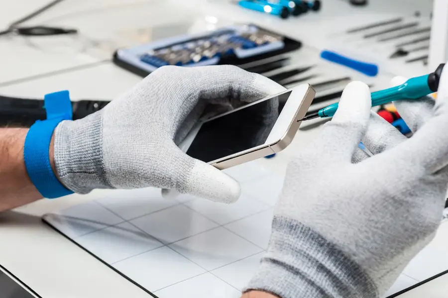 Tekniker reparerer en smarttelefon.