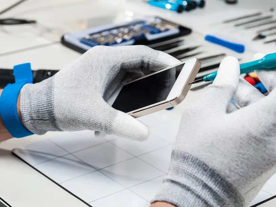 Tekniker reparerer en smarttelefon.