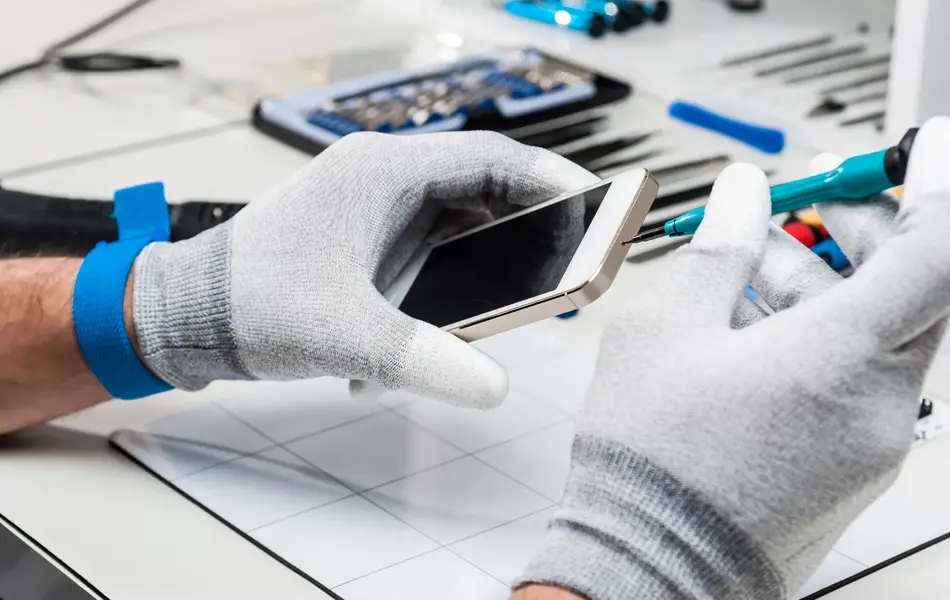 Tekniker reparerer en smarttelefon.