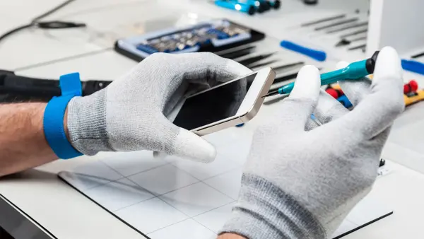Tekniker reparerer en smarttelefon.