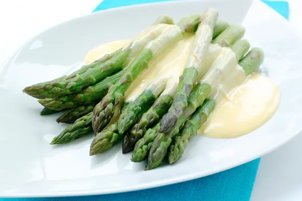 Bunt  grønne asparges med hollandaisesaus over