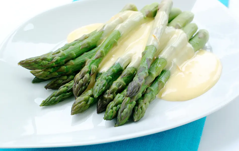 Bunt  grønne asparges med hollandaisesaus over