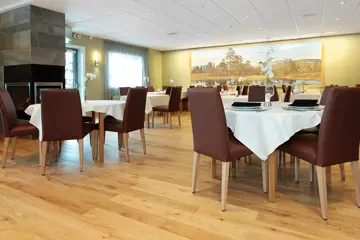 Dekkede bord på restaurant på Thon Hotel Surnadal i Surnadal
