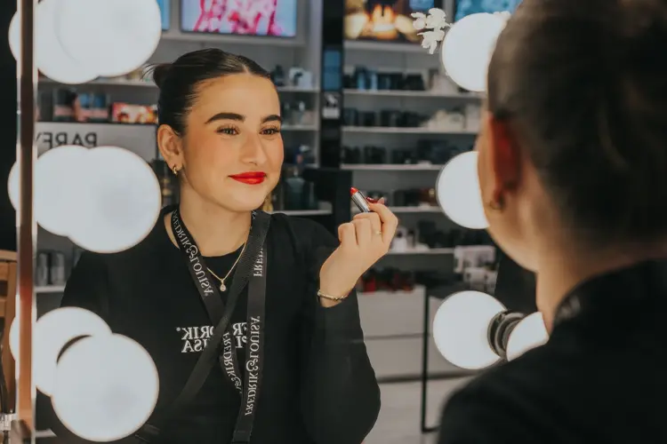 Hudpleie som gir glød og fukt, nydelige krøller med hold og glød og rødt i makeupen er stikkordene til årets julebord. 