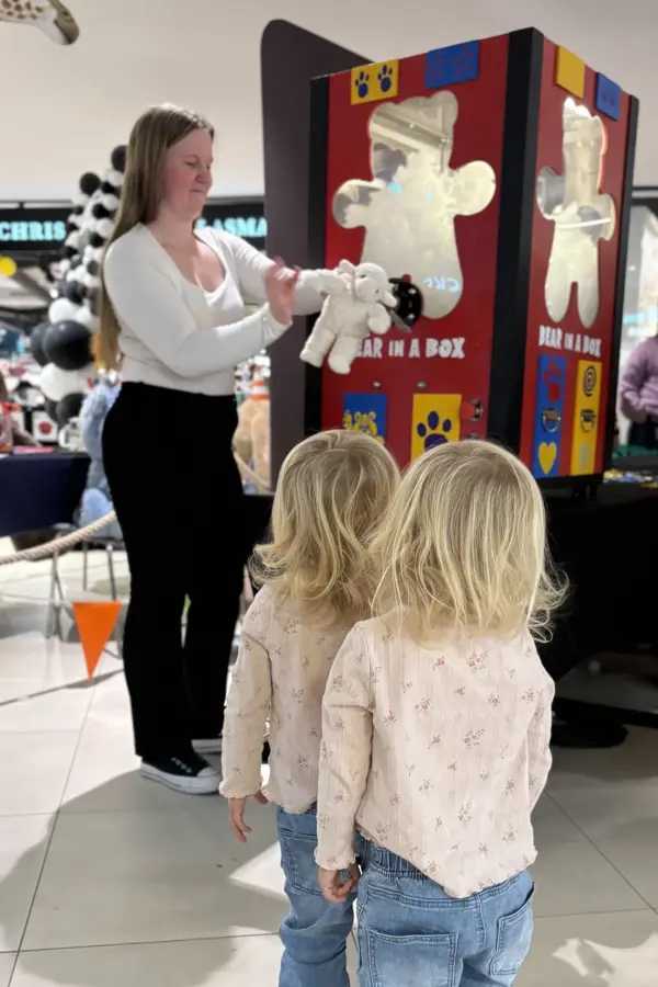 to barn som venter på å få bamse