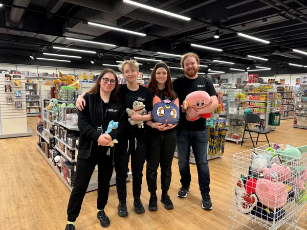 Fire ansatte hos Outland står i butikken på åpningsdagen