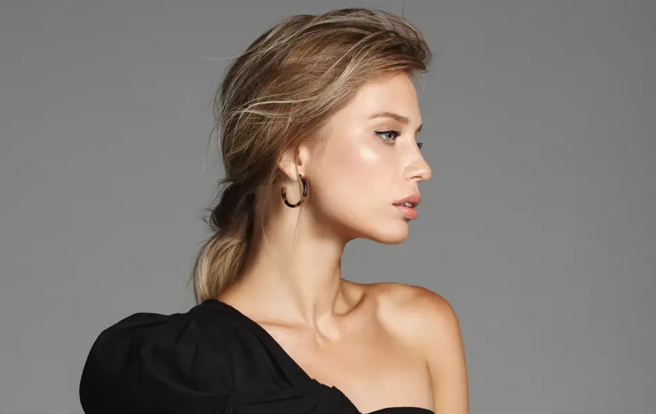 Modell med svart, enermet kjole