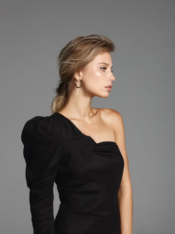 Modell med svart, enermet kjole