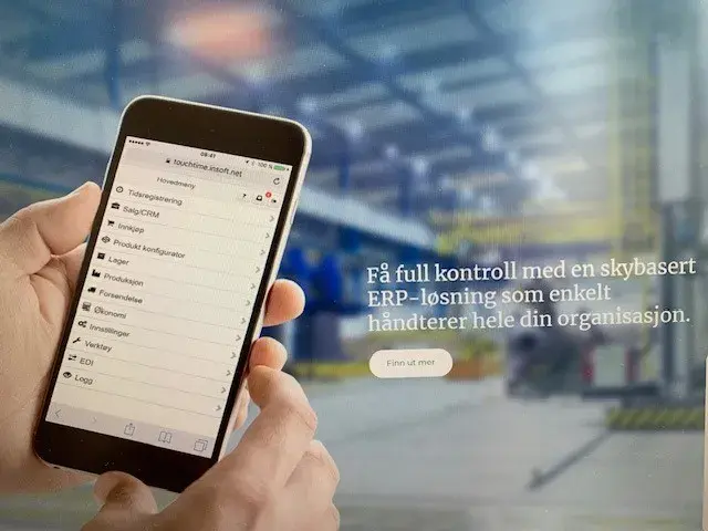 Hånd holder telefon