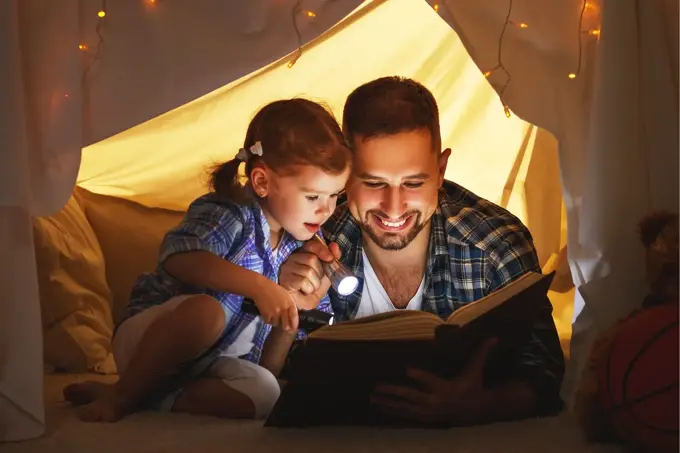 Far og jente leser bok