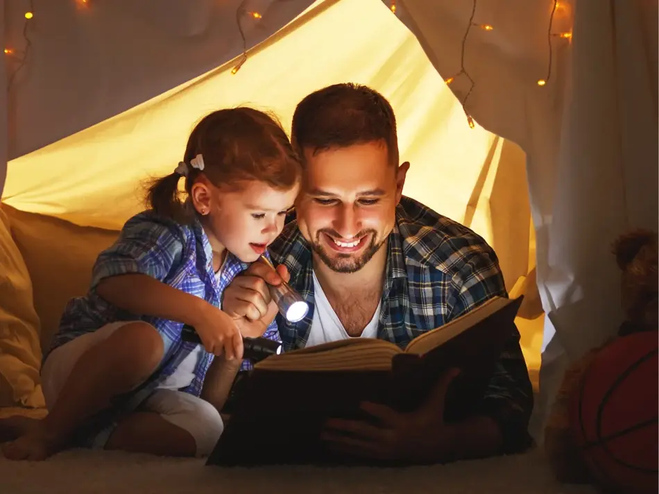 Far og jente leser bok