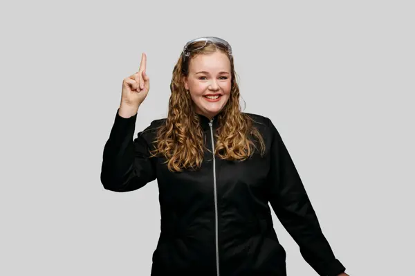 dame som holder fingeren i været