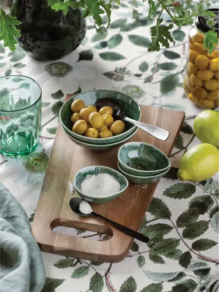 Bord dekket med fjøl, sukker og frukter i små skåler