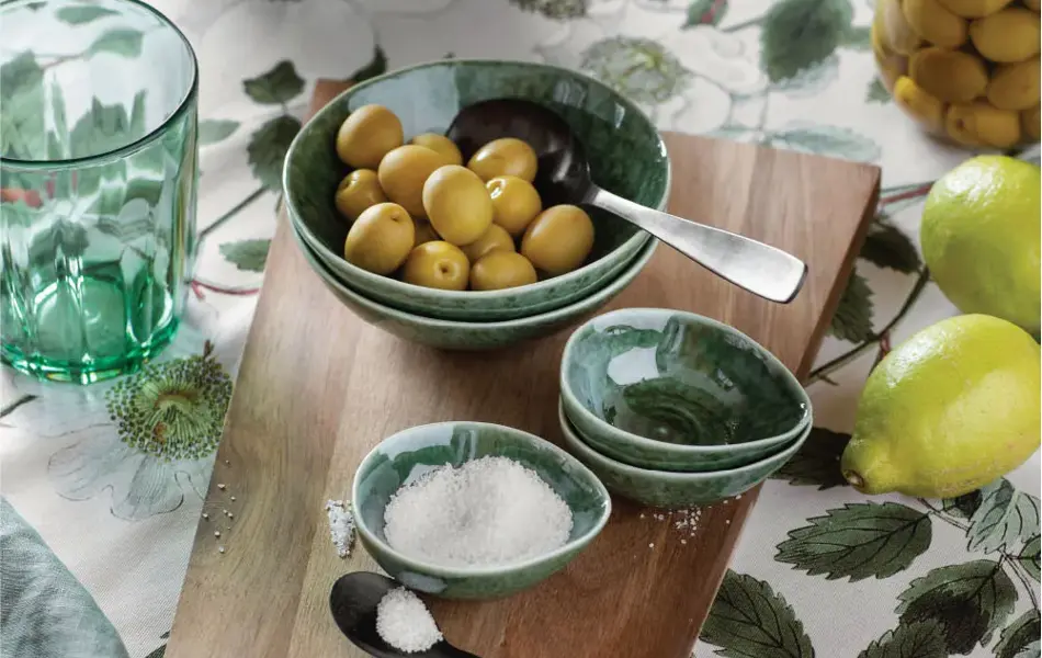 Bord dekket med fjøl, sukker og frukter i små skåler