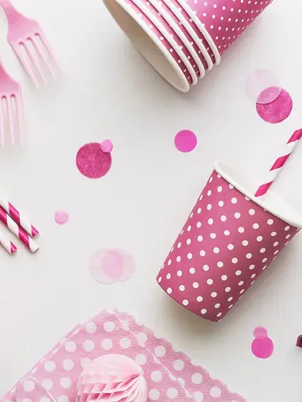 Kopper, sugerør og servietter på bord