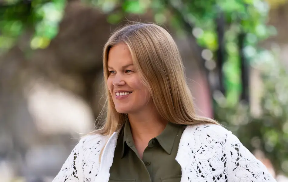 Dame med militærgrønn skjortekjole og hvit cardigan