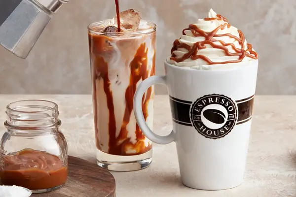 miljøbilde espresso house, kaffekopper med innhold