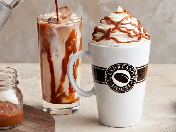miljøbilde espresso house, kaffekopper med innhold
