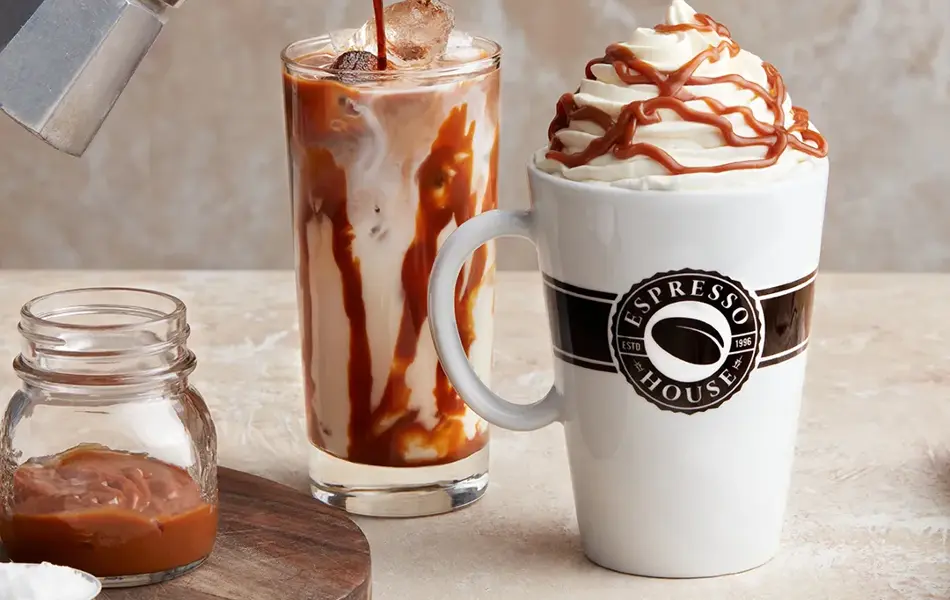 miljøbilde espresso house, kaffekopper med innhold