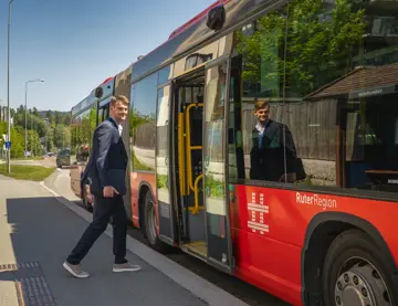 Mann er i ferd med å gå på bussen mot Oslo