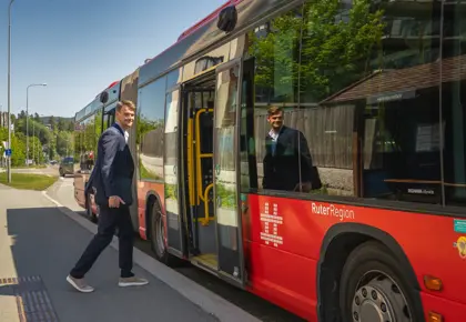 Mann er i ferd med å gå på bussen mot Oslo