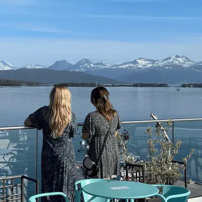 Bilde av to damer som står og ser utover Moldefjorden og minigolfbanen