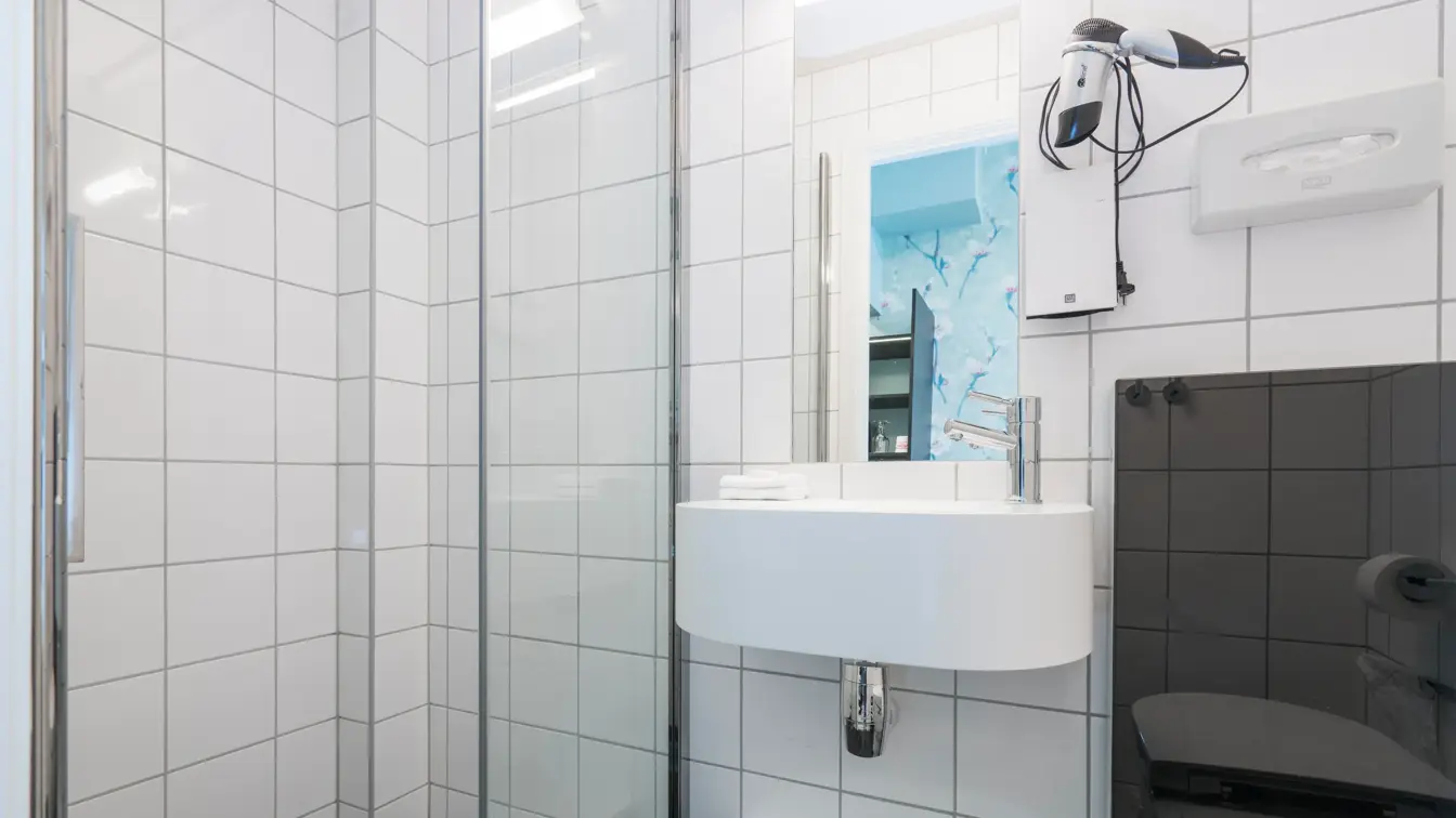 Bad med dusj i litet enkeltrom på Thon Hotel Nidaros