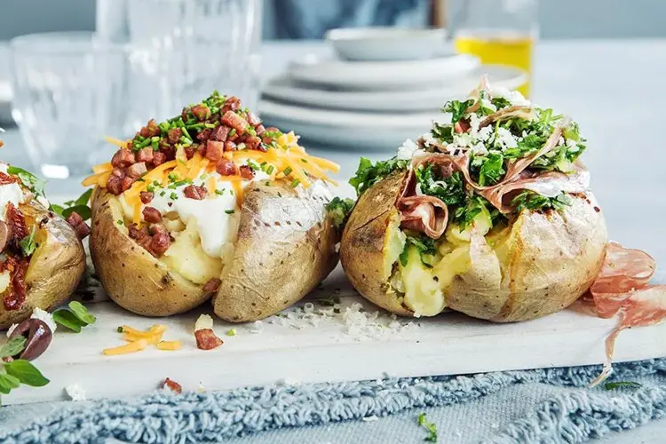 Grillsesongen nærmer seg og den faste følgesvennen bakt potet blir hva du gjør det til - en kjedelig affære med en smørklatt eller en spennende smaksbombe. 