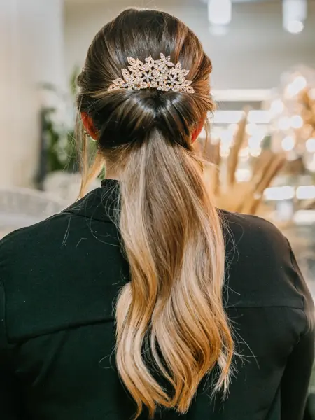 Dame med hår stylet og spenner i håret