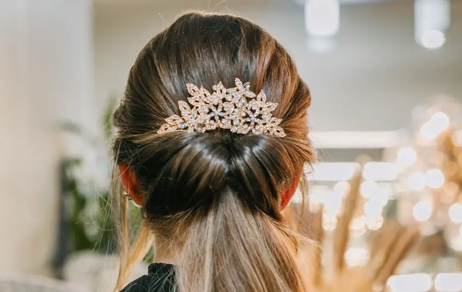 Dame med hår stylet og spenner i håret