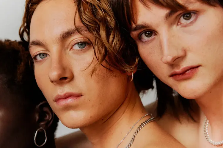 Dame i kjole og headset rundt halsen 