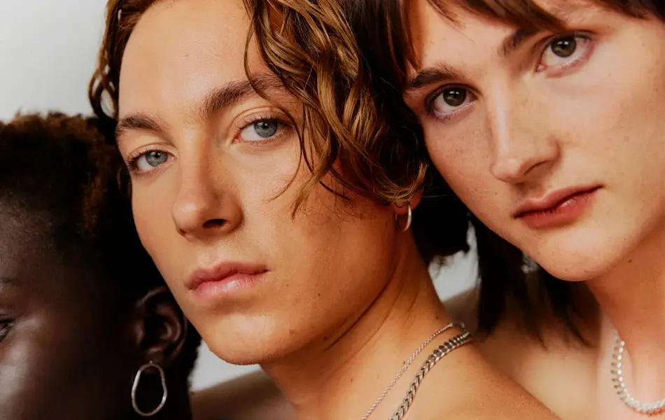 Dame i kjole og headset rundt halsen 