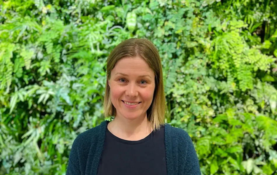 Dame holder bøker om hage