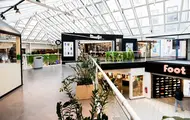 Bilde fra kjøpesenteret Arkaden i 2. etasje hvor man ser ulike butikkener.