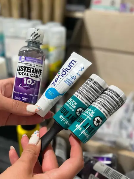 Tannprodukter og klesrull i reisestørrelse