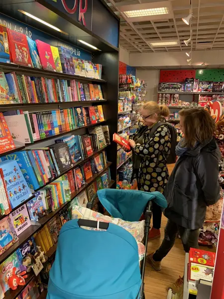 to damer kikker på bøker i bokhylle