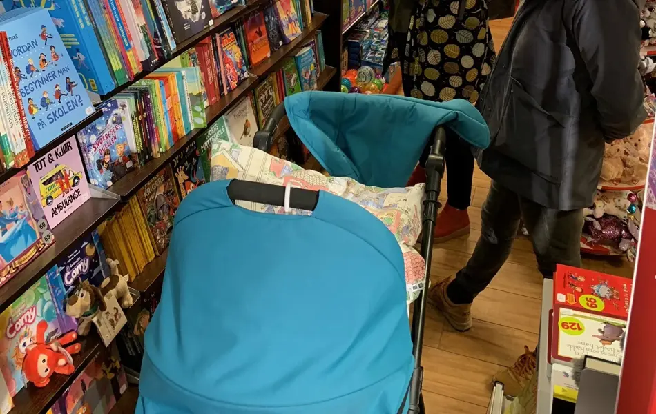 to damer kikker på bøker i bokhylle