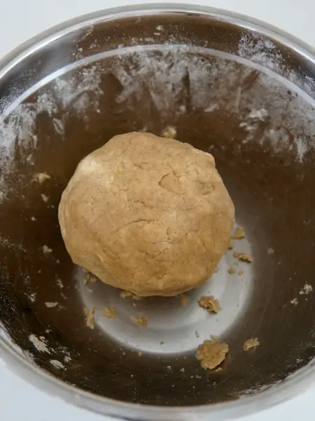 Stålbolle med deig i en ball