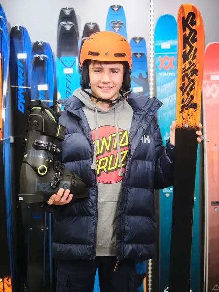 gutt viser frem slalomsko, slalomski og slalomhjelp