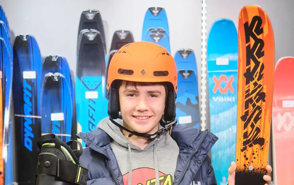 gutt viser frem slalomsko, slalomski og slalomhjelp