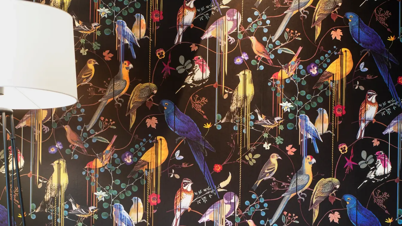 Fargerik fugltapet og stol i konferanse pauseområde på Thon Hotel 